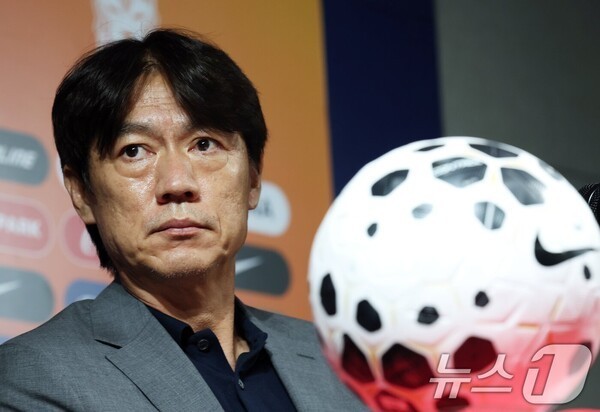 "3백 안 통했다, 4백으로 가야" 홍명보호 향한 日 매체 충고→"손흥민, 황희찬, 이강인 재능 있는 선수 즐비, 체코와 2위 싸움 예상"