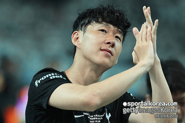 '캡틴' 손흥민, 진심 고백 "토트넘 힘내라!"...'강등 위기' 처한 친정팀 향해 "PL 자리 지켜 내길, 지구 반대편서도 응원"