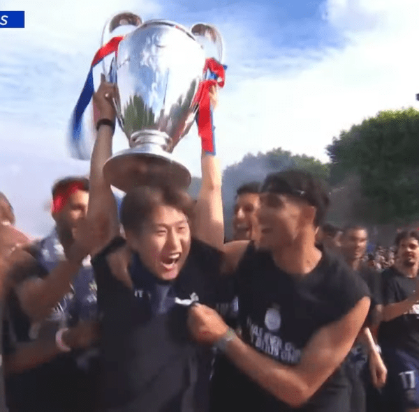 "LEE! LEE!" 이강인, 에펠탑 앞에서 빅이어 번쩍 들었다...비록 결승전 못 뛰었지만 韓 최초 UCL 2회 우승 역사