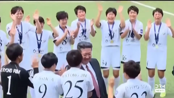 北 기묘한 환영식..."김 위원장 만남, 오열·펄쩍 뛰며 환호" 북한 여자 축구단 격렬한 반응에, 해외 팬들은 "AI 같다"