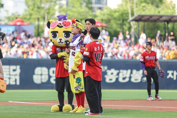 광주FC 주장 안영규·홍보대사 조빈, 기아타이거즈 승리 기원 시구·시타 참여