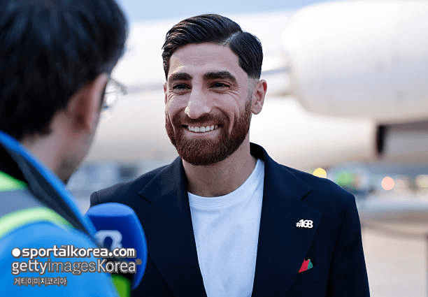 '미국, 초등학교 미사일 오폭→168명 희생'...가슴팍에 '추모 배지' 달고 입국한 이란 월드컵 대표팀