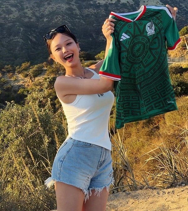 [오피셜] FIFA "한국인 윤수진 씨, 초청 수락해" 이례적 발표...현지서 '눈 찢기' 인종 차별 피해 유튜버→멕시코전 관람키로