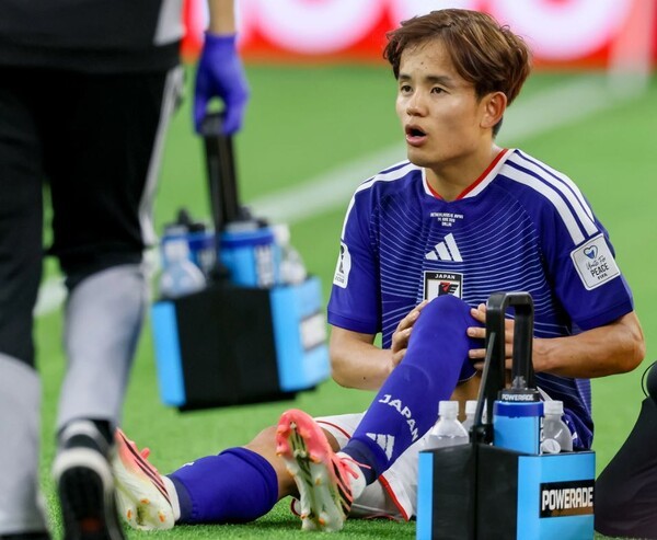 '日 초비상' 32강 먹구름! 에이스 쿠보, 조별리그 아웃 유력…휠체어 이동→정밀검사 "보행 이상 없지만 튀니지·스웨덴전 불투명"