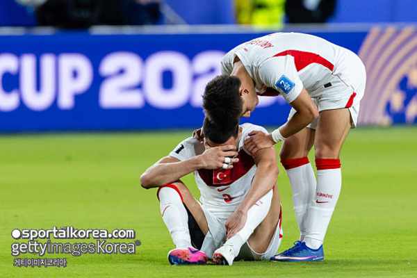 "국민 여러분께 죄송합니다"...'월드컵 탈락 확정→대국민 사과' 튀르키예 에이스 귈러, "팬들 아픔 잊을 수 있게 최선 다하겠다"
