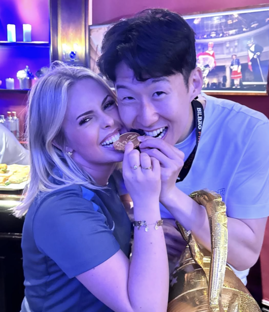 감동! 눈물의 작별→손흥민 사랑 계속...토트넘 女 금발 동료, SON,대표팀 굿즈 자랑하며 '방긋'