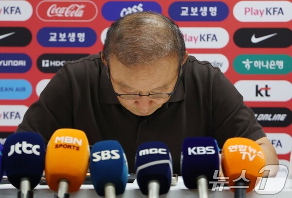 홍명보 감독 사퇴 전 박항서 단장, 먼저 고개 숙였다..."국민 성원에 보답 못해, 협회 뼈 깎는 반성해야"
