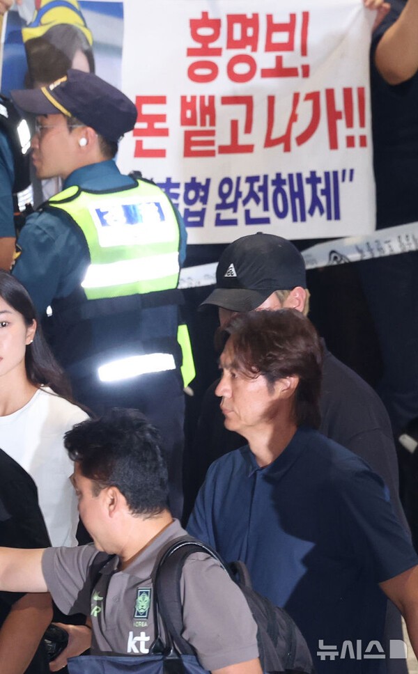 분노 폭발! "홍명보 돈 뱉고 나가!" 정몽규 회장엔 개 껌 날아들어...'조기 탈락' 대표팀, 야유 속 별도 입장 표명 없이 선발대 귀국