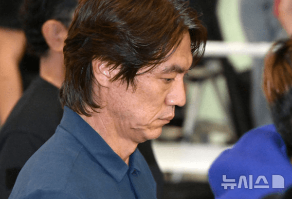 한국은 '욕설·개껌 투척', 일본선 '영웅 대접'...홍명보 감독 향한 '韓日 엇갈린 반응'