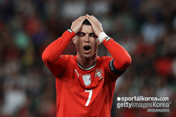 충격 평가! "호날두 선발, 미친 짓이다"..."팀 인질로 잡고 있어" CR7 향해 날 선 지적한 즐라탄