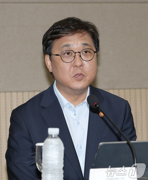 "차기 회장 선거 달라져야"..."韓축구 부활 염원, 국민 뜻 따라 최선" 최휘영 장관, 박지성·이영표·박주호 앞세운 혁신위 통한 '쇄신 예고'