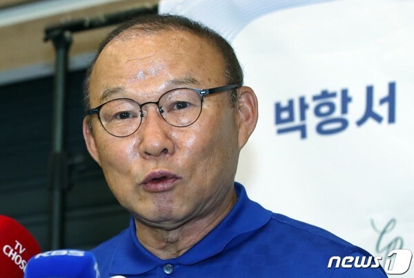 "고국에서 혼란 후 새출발 기회"...대국민 사과 후 韓 떠난 박항서, "선수단 구성 후, 스타일 정립할 시간 한 달도 채 남지 않아"
