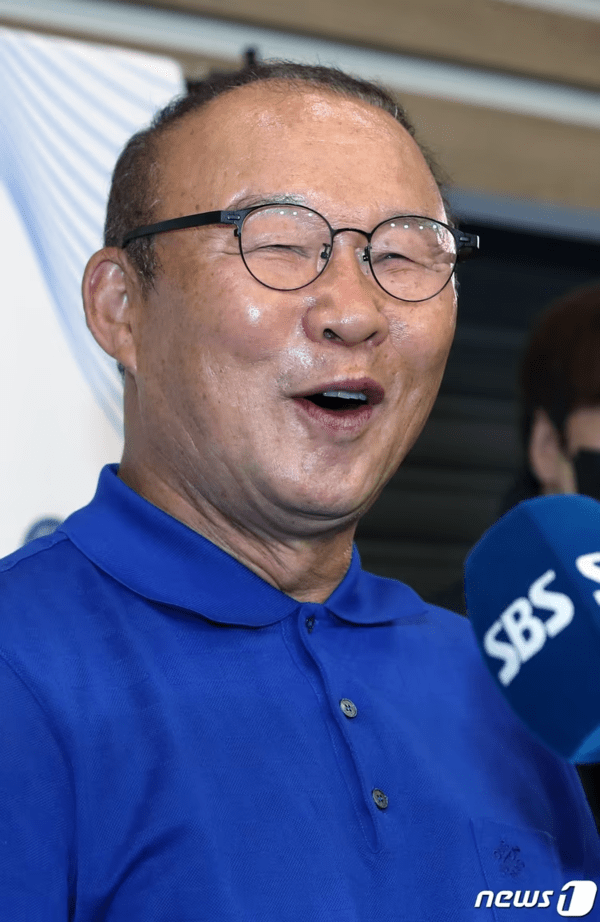 "박항서 감독, 베트남 돌아가"...韓 대표팀 월드컵 '탈락 충격' 딛고 '애제자' 응우옌 띠엔린과 재회