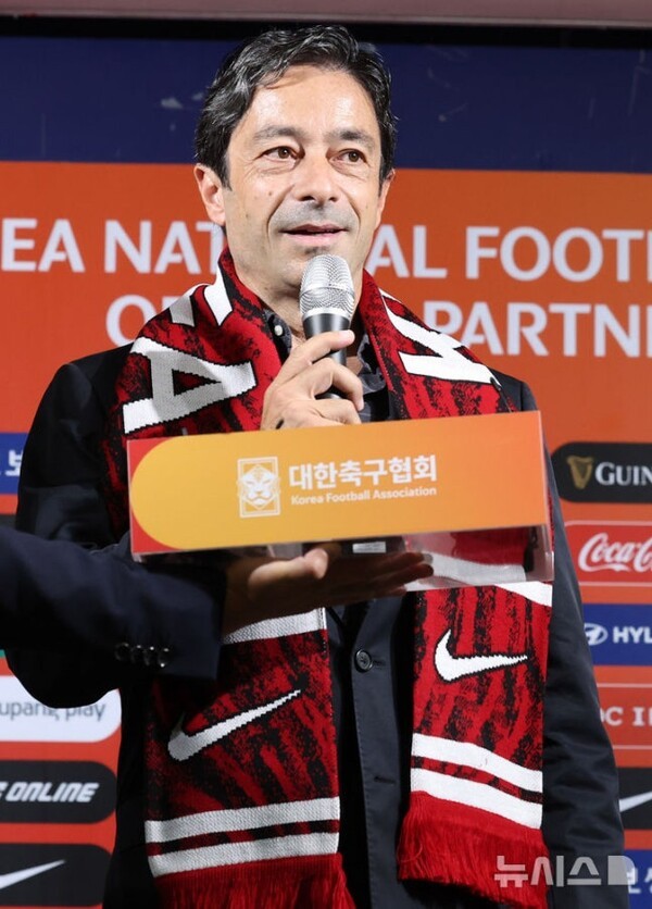 황당 발언! "한국, 세계에서 가장 가난한 나라 중 하나였는데"...대표팀 떠나는 아로소 코치, 불필요한 말로, 또 '구설수'