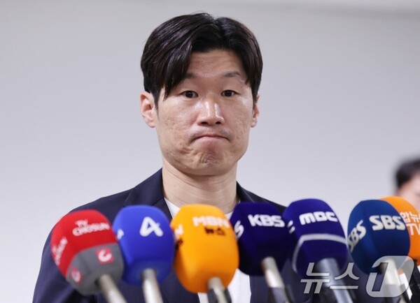 "인생을 얼마나 살았다고!" 대국민 분노 유발 발언에 박지성도 입 열었다..."위치에 맞지 않는 행동"