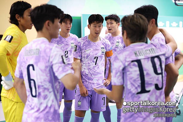 "가장 아름다워" 韓 축구...32강 탈락에도 자존심 세웠다! '호랑이+무궁화' 유니폼, 극찬 일색 "스킨케어 막 마친 소녀가 입어도 어울려"