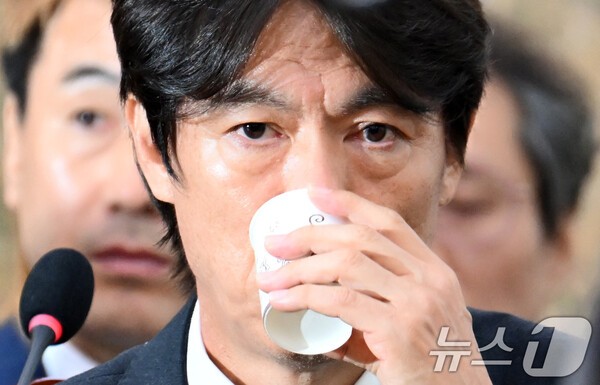 홍명보 前 감독, '빵집 회동' 특혜 의혹 결백 주장 "불투명하게 보일 수 있지만…특혜·이익 요구한 적 없어"