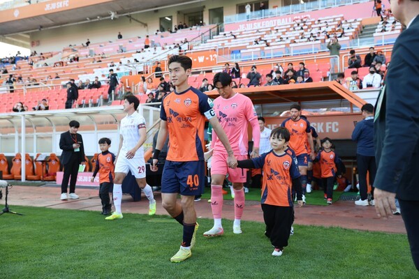 자녀와 함께 바이에른 뮌헨전 주인공 되세요…제주SK FC, '스페셜 유니폼' 구매자 대상 '에스코트 키즈' 이벤트 진행