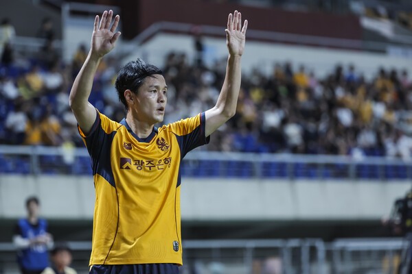 광주FC 주세종, K리그 통산 300경기 달성...기념 MD 출시