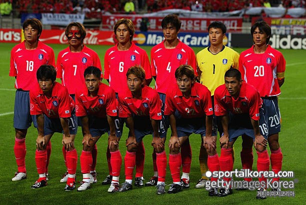 "2002년엔 업소까지 지었나" 축협 '심판 성접대' 파문 해외 확산→연관 없는 4강 신화까지 조롱…"판정 너무 노골적이었다"