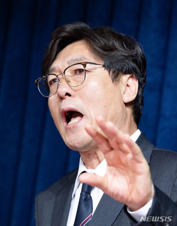 홍명보, 이임생 충격의 폭탄 돌리기...洪 불거진 의혹에 정면 반박 "감독 선임 과정서 정몽규와 연락한 적 없다"
