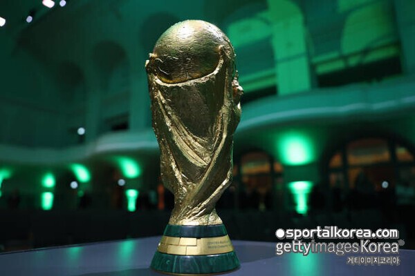 [오피셜] 축구계 '독재 체제' 시작인가...FIFA, 공식 발표 "라무르 COO와 업무 관계 종료" 인판티노 회장 비판 영향설