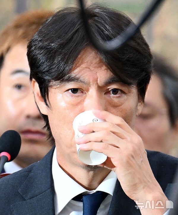 홍명보, "후배들 안에서 직접 경험하고 바꿔 나갔으면"...박주호, "말만 하지 않고, 내가 할 수 있는 일 직접 해 나아갈 것"