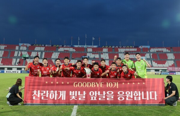 굿바이 10기! 김천상무, 강원FC 원정서 2-2 무승부...주승진 감독, "전역을 앞둔 선수들 축하, 최선을 다해줘서 고마워"