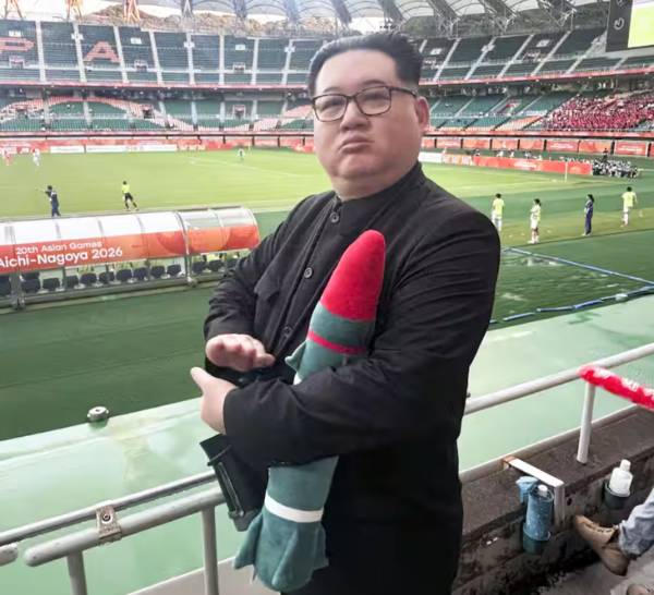"일본에 로켓 쏴줬다"...'北 김정은' 닮은꼴, 남북 女 축구 맞대결서 등장해 화제 "日 정부, 내게 비자 발급해 줘" 농담까지